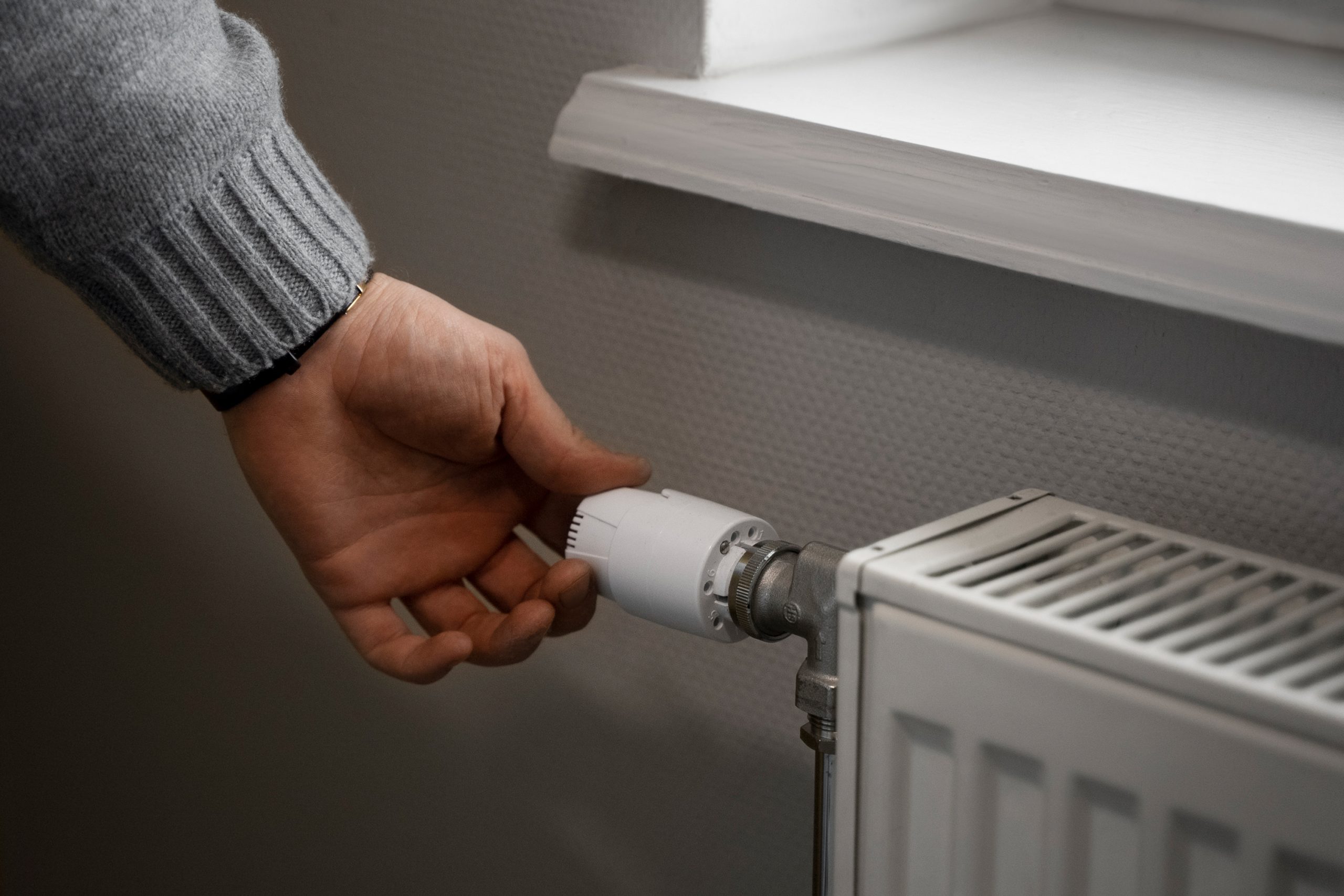 Home mann schaltet heizkorper wahrend energiekrise ab